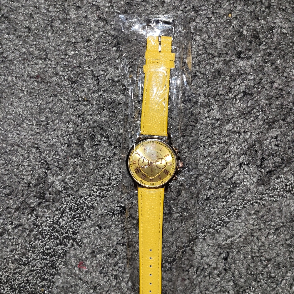 Beautiful Rich Yellow Classic Style Lis Times watch